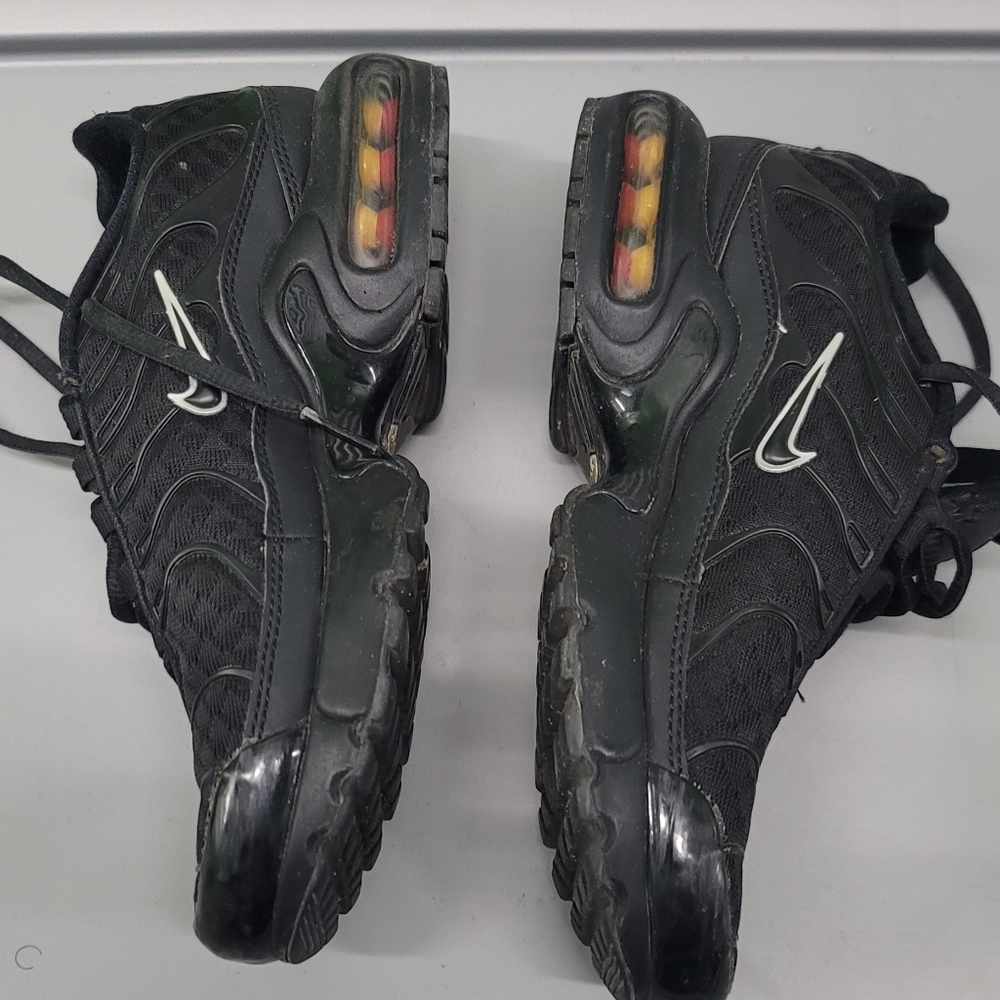 Nike - Picture 2 of 4